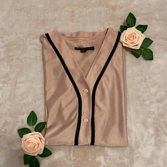 💕 2/$25 Light pink short sleeve button up - Picture 1 of 2